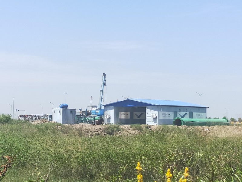 Máy móc, cọc bê tông, cột, biển quảng cáo tập kết chờ cấp phép xây dựng