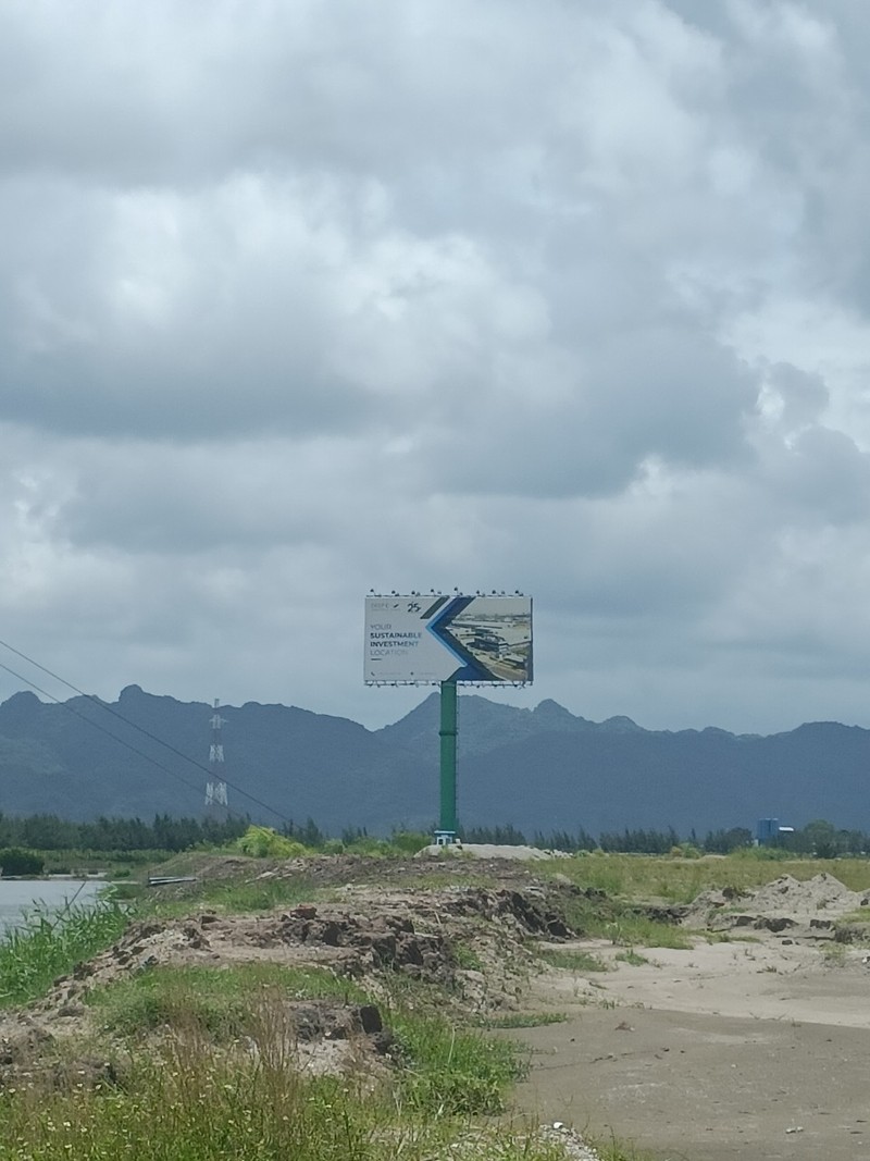  Một tấm biển quảng cáo khổ lớn, rất dễ để nhận biết, nằm chềnh ềnh suốt nhiều năm tại khu công nghiệp Deep C, tại sao cán bộ chuyên trách của Ban quản lý lại không biết, “không quản lý được hết”?