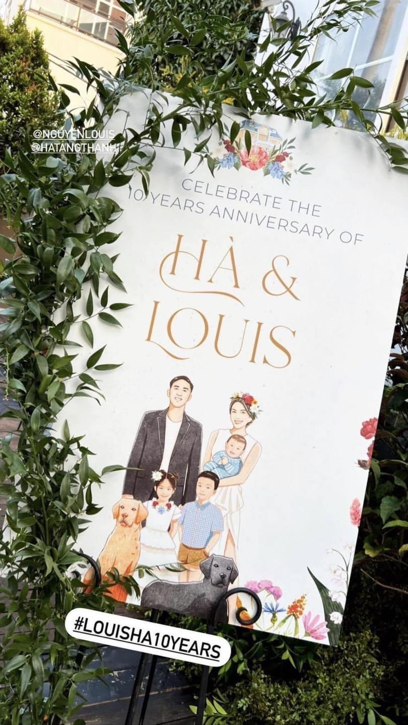 Buổi tiệc tổ chức ở không gian ngoài trời với nhiều cây xanh, hoa tươi và nến, tông màu chủ đạo là xanh và trắng. Lối cổng vào là bức vẽ chân dung các thành viên trong gia đình Tăng Thanh Hà, Louis Nguyễn và các con. 