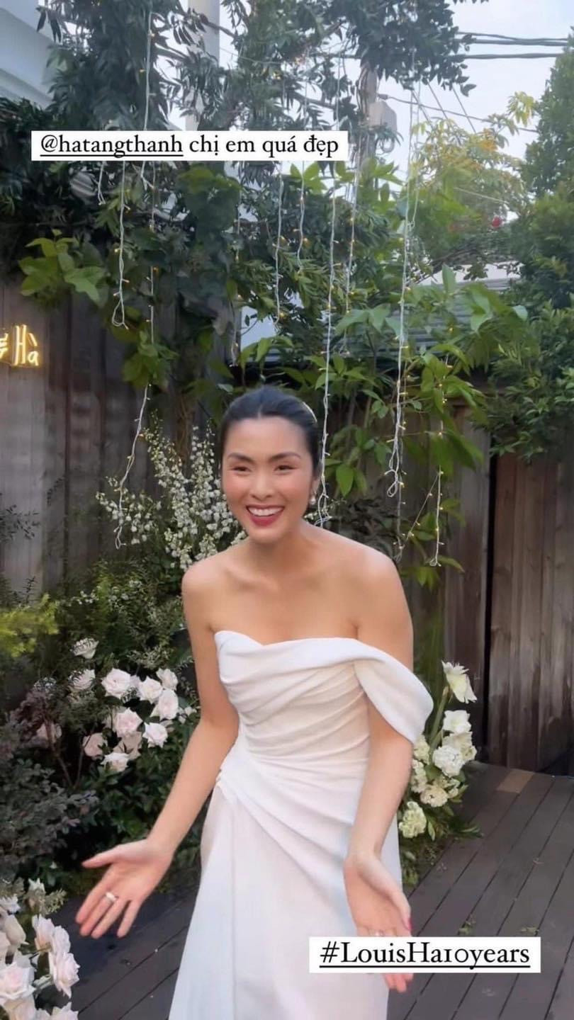 Trang phục của Tăng Thanh Hà được thiết kế đơn giản nhưng tôn lên vóc dáng nuột nà, vai trần gợi cảm và vẻ sang trọng, đằm thắm.