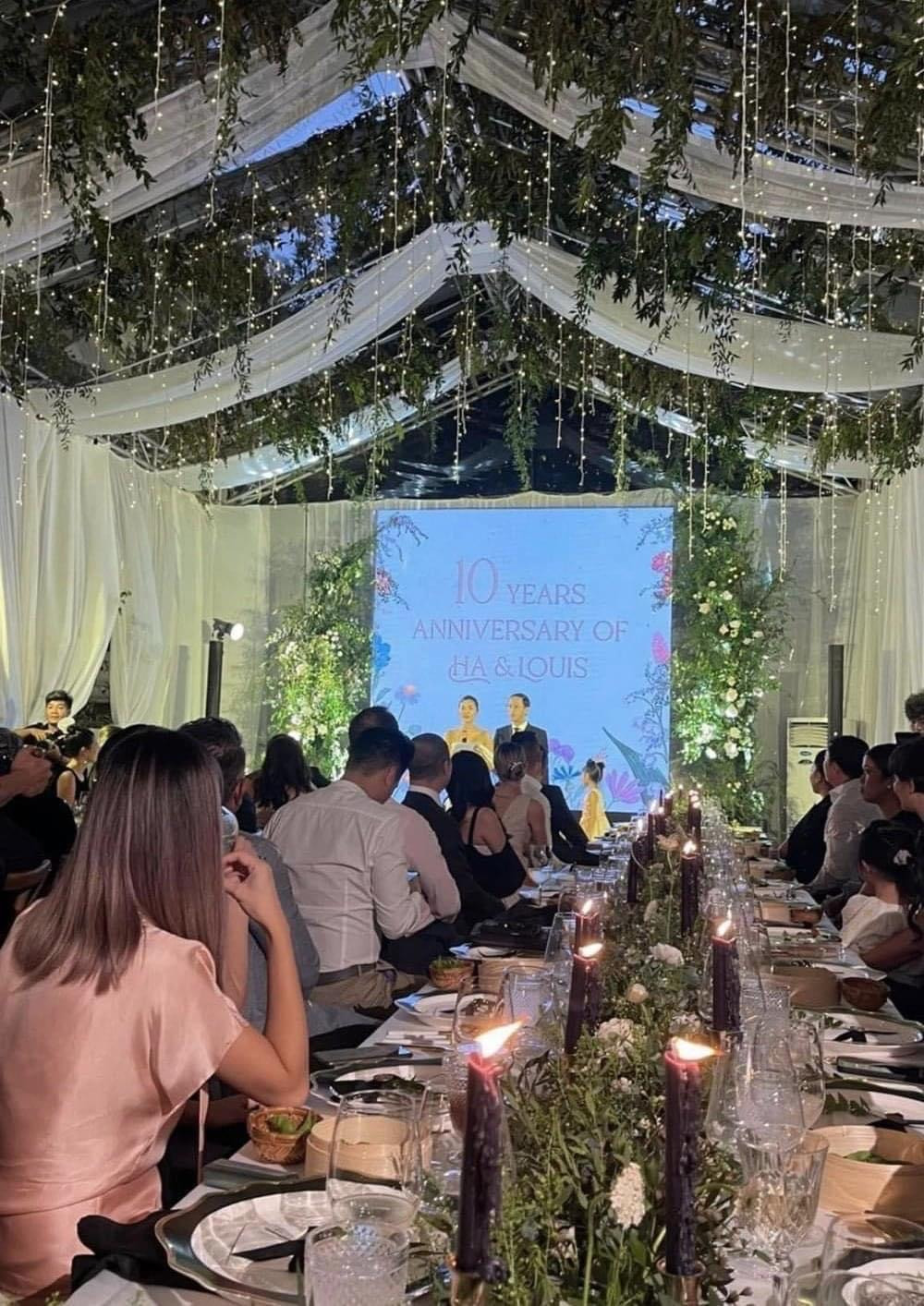 Khách dự tiệc diện trang phục đen, trắng hoặc tông màu trung tính. Trước khi bắt đầu buổi tiệc, nữ diễn viên và chồng có bài chia sẻ về quãng thời gian 10 năm về chung một nhà.