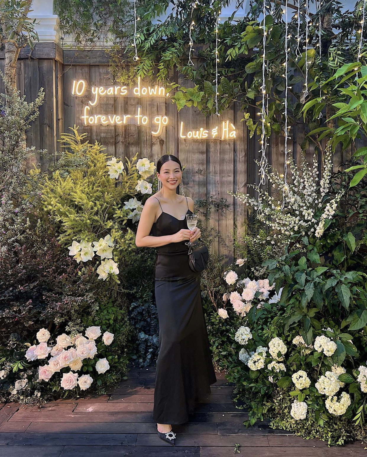 Hoa hậu Phương Khánh quyến rũ với chiếc đầm hai dây đen, đến chúc mừng người chị thân thiết. 