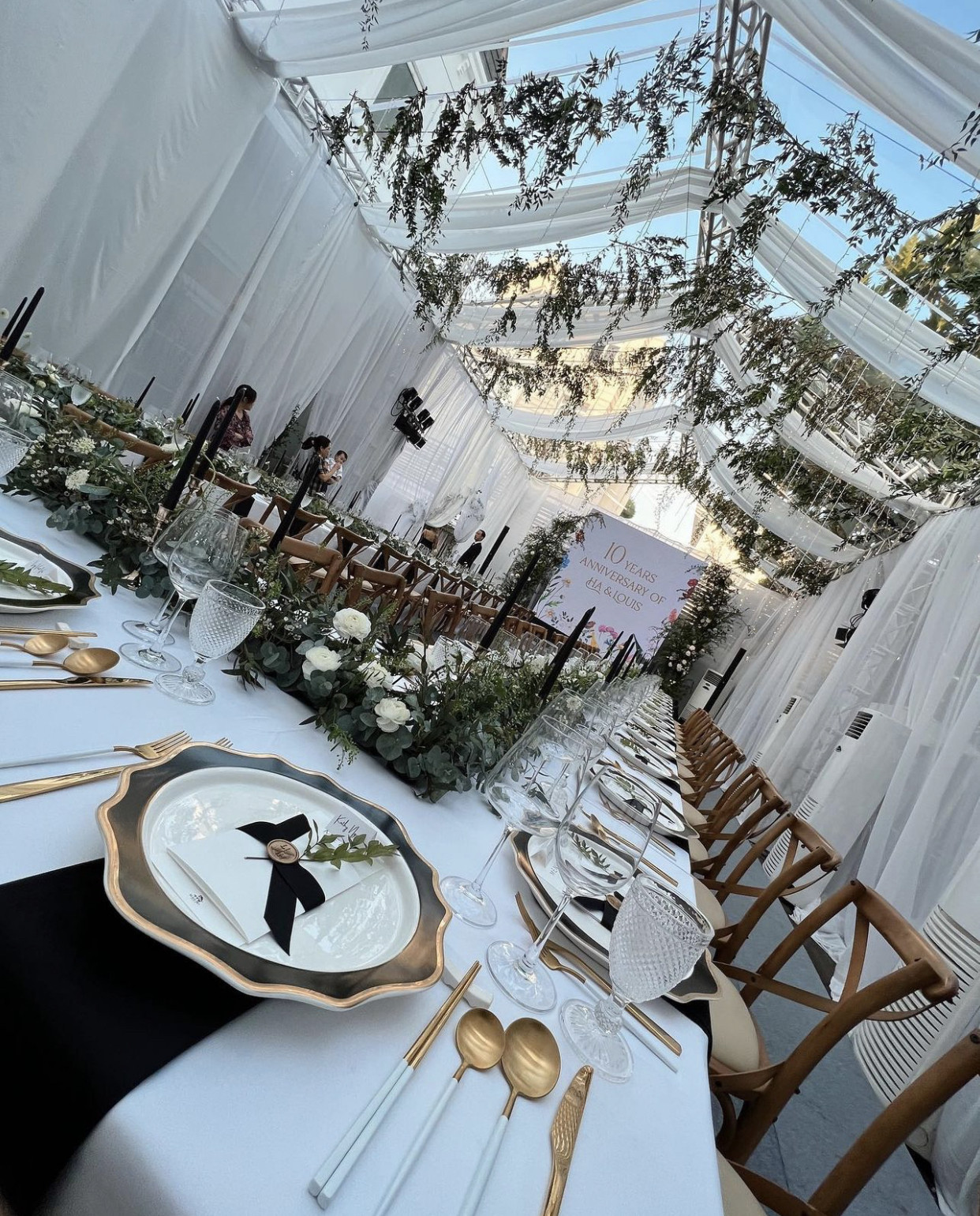 Bữa tiệc tổ chức trong không gian được trang trí ngập hoa tươi, bàn tiệc sắp xếp tinh tế đế từng chi tiết. Khách mời ngồi theo vị trí do vợ chồng Hà Tăng viết tên sẵn.