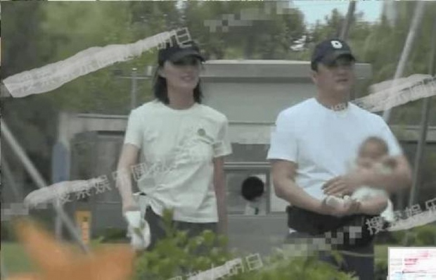 Lý Á Bằng cùng gia đình chuyển ra khỏi biệt thự triệu USD