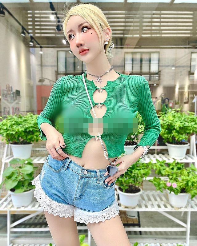 Đáng nói, với thiết kế để lộ điểm nhạy cảm này, Diệp Ny Ny rất tự tin, cô nàng thản nhiên dạo phố, tạo dáng chụp ảnh dù nhiều người cảm thấy thực sự phản cảm.