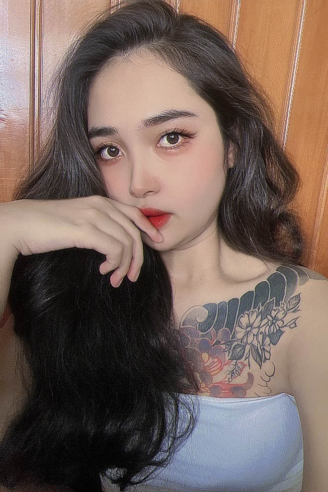 Cô nàng sở hữu hình xăm lớn trước ngực