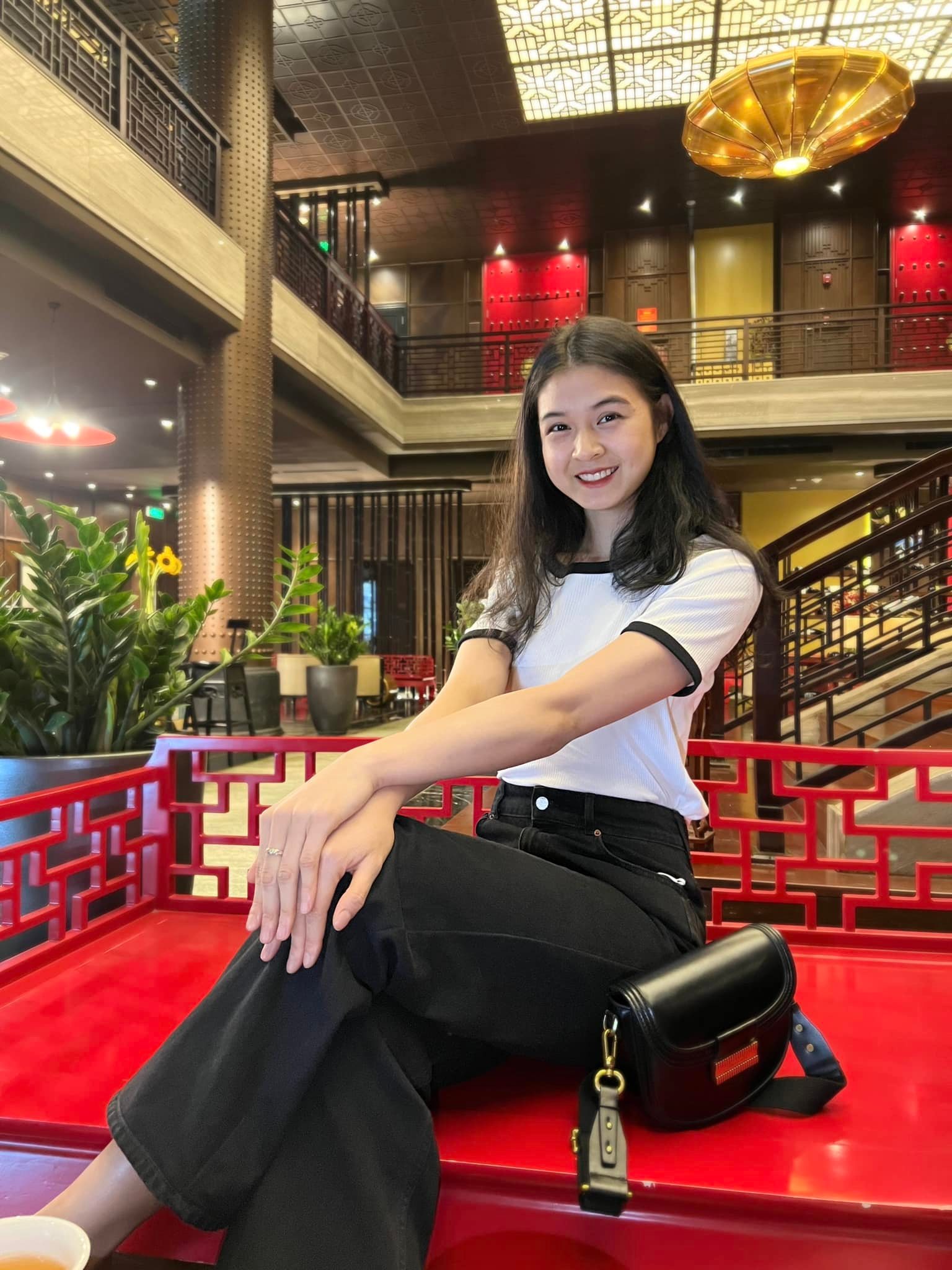 Hiện tại, trang Facebook cá nhân của Hoa khôi bóng chuyền Chu Thị Ngọc sở hữu hơn 8000 người theo dõi. Khi cởi bỏ trang phục thi đấu, cô nàng trở lại với đúng lứa tuổi của mình.