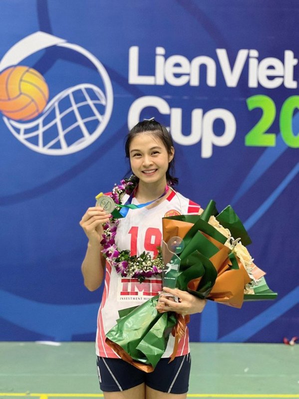 Chu Thị Ngọc sinh năm 1997, quê ở Nghệ An. Cô nàng gây ấn tượng với mọi người bởi chiều cao khủng, đạt 1,77m và vẻ đẹp ngọt ngào, trong trẻo.