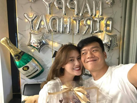 Vợ chồng Thành Chung thường xuyên ở Hà Nội để thuận tiện cho chàng cầu thủ tập luyện và thi đấu cho đội bóng Thủ đô.