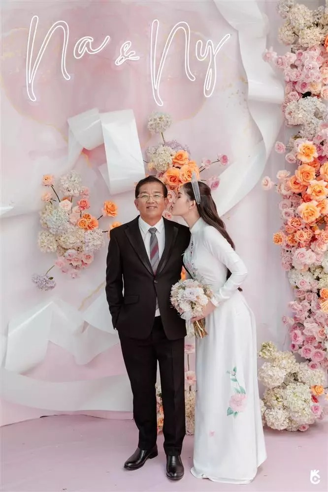 Người đẹp tạo dáng nhí nhảnh bên bố đẻ.