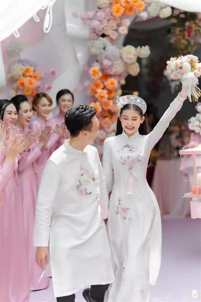 Chiều 9/11, Lê Âu Ngân Anh chia sẻ thêm những hình ảnh trong lễ ăn hỏi với hôn phu Phan Tô Ny, diễn ra hôm 1/11 vừa qua.