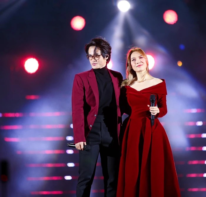 Mỹ Tâm khiến cả sân vận động vỡ òa vì màn song ca với Hà Anh Tuấn.