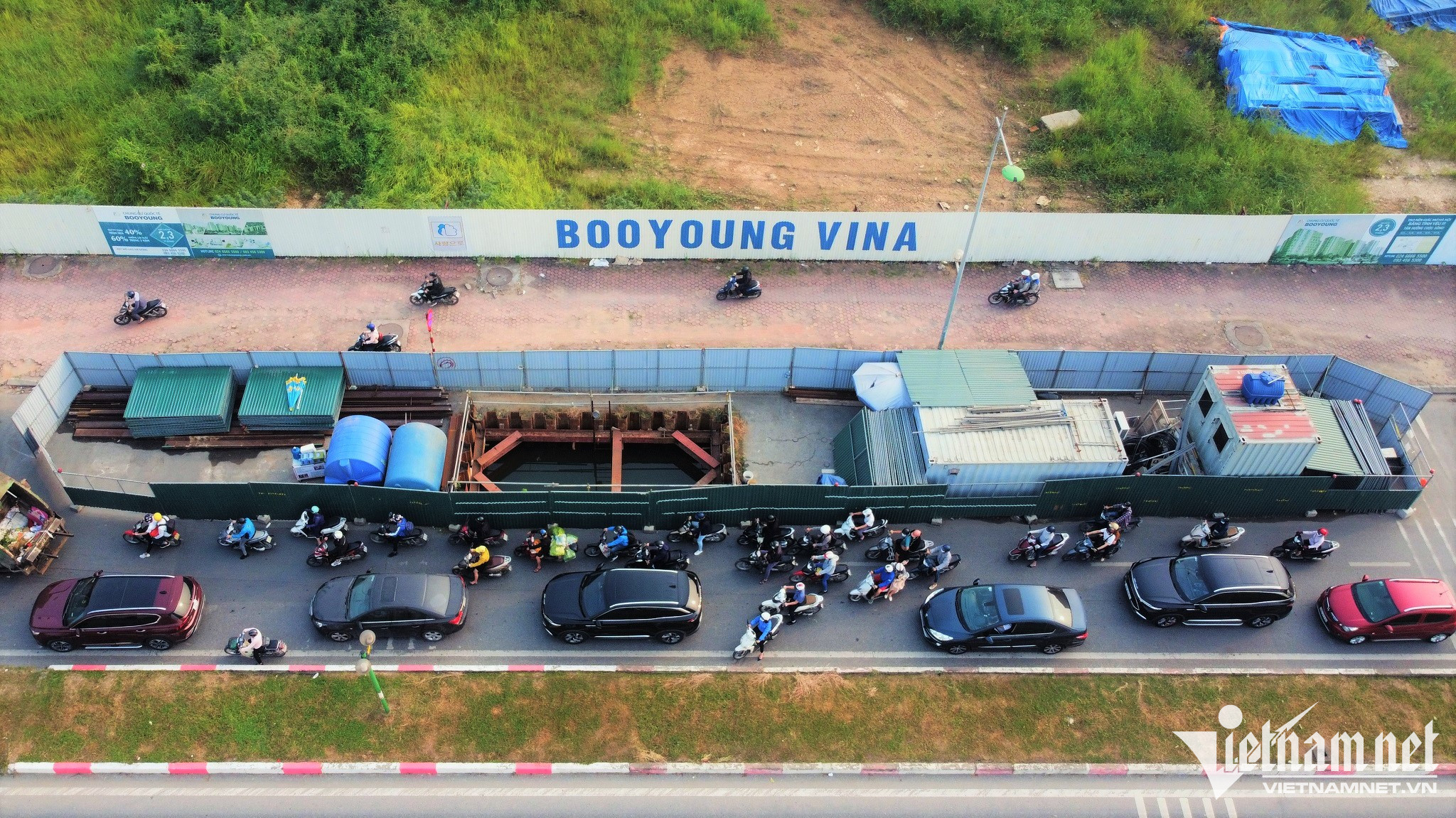 9 lô cốt trên đường Vũ Trọng Khánh (Hà Đông) cũng chiếm 2/3 mặt đường, ảnh hưởng đến giao thông