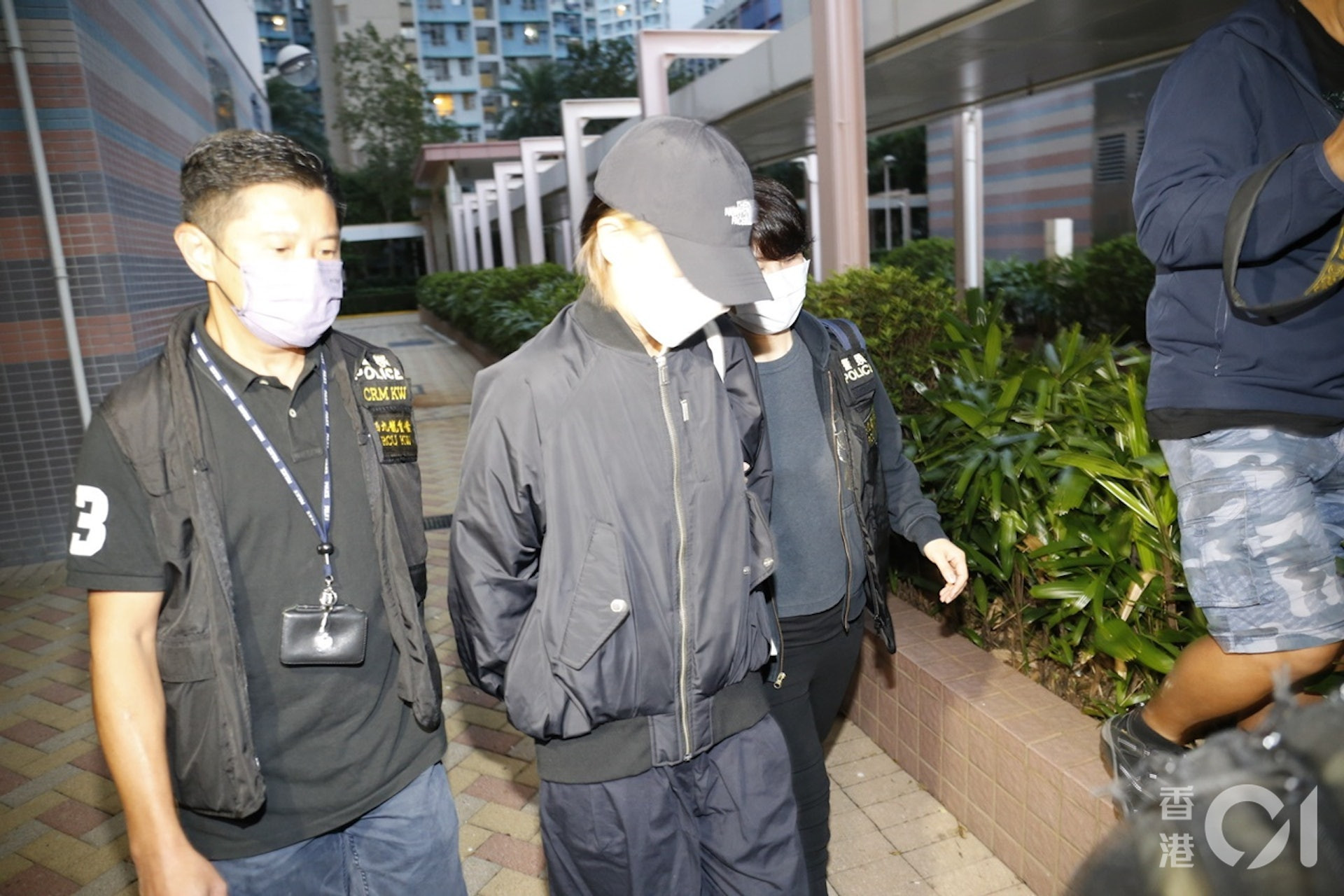 Sáng 11/11, giám đốc dự án của công ty Engineering Impact - người chịu trách nhiệm thầu chính sân khấu biểu diễn của nhóm Mirror bị bắt giữ về đồn cảnh sát để phục vụ cho công tác điều tra.