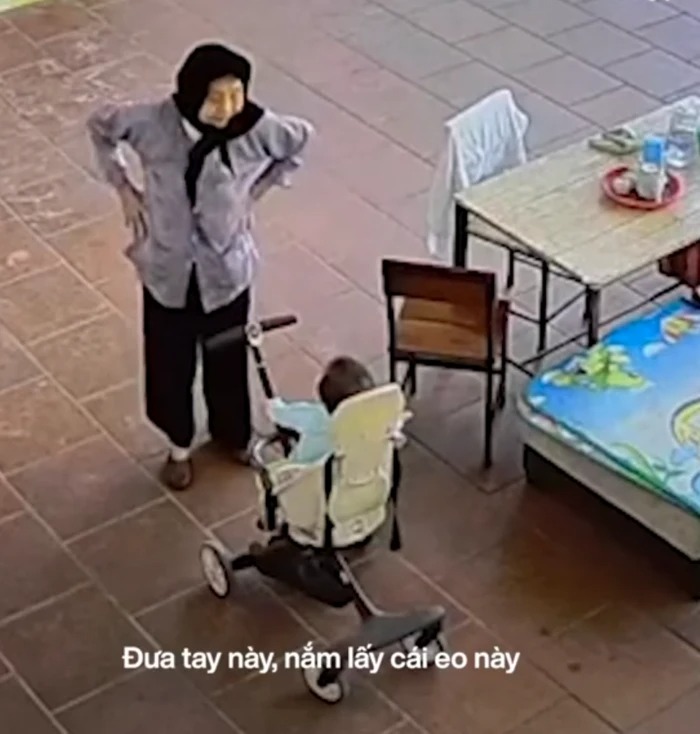 Cụ bà vừa múa, vừa hát vui vẻ bên cháu vô cùng dễ thương. (Ảnh: Chụp màn hình clip).