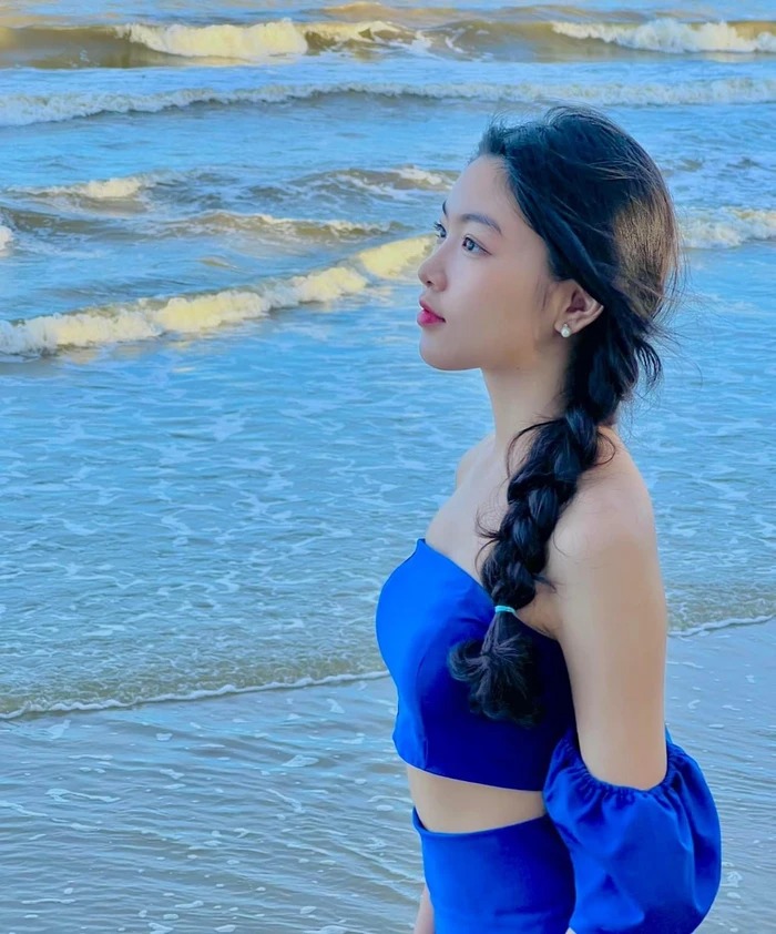 Lọ Lem diện váy màu xanh cùng tone với nước biển.