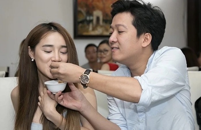 Trường Giang cũng chứng tỏ mình là “ông chồng quốc dân” khi chăm sóc, cưng chiều vợ hết mực.