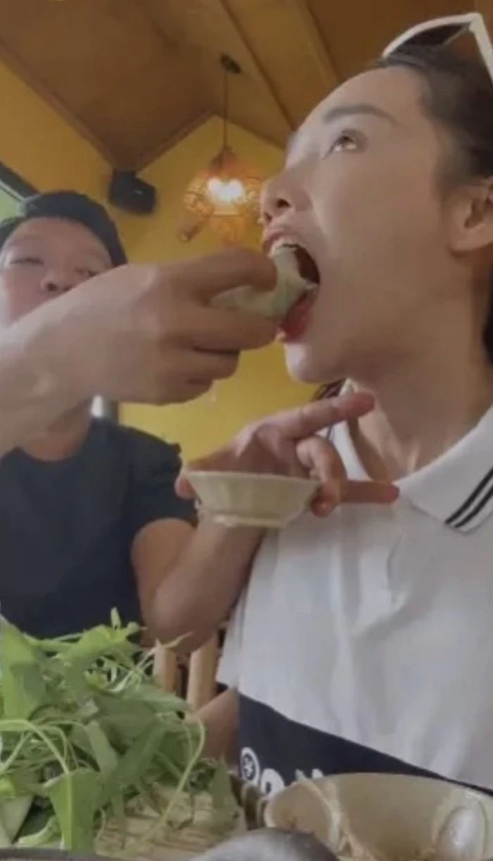 Cứ mỗi khi ăn món gì ngon, nam diễn viên lại gắp đưa tận miệng cho bà xã.