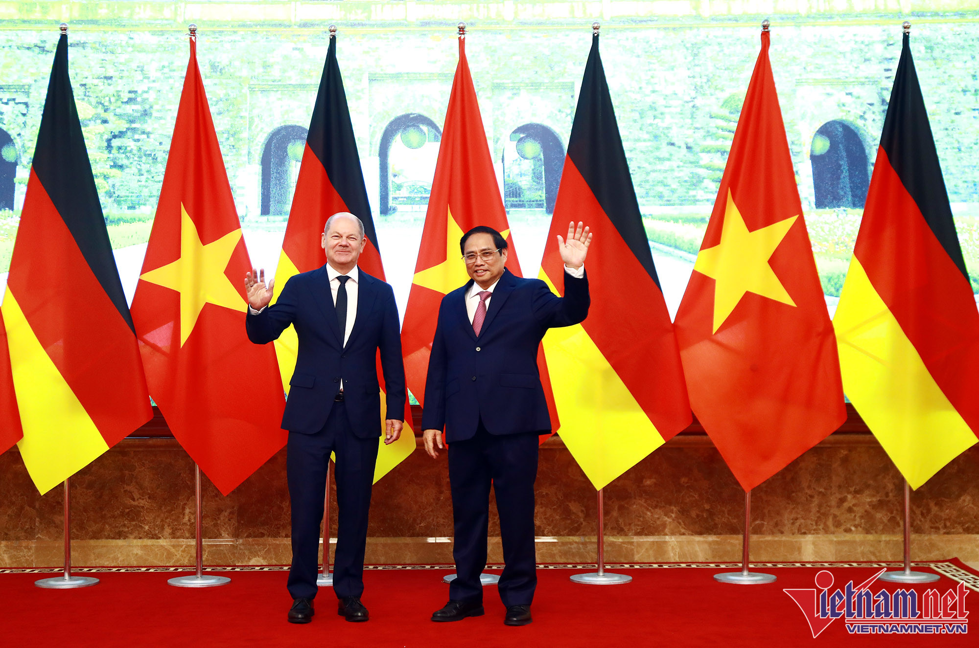 Hai nhà lãnh đạo chụp ảnh lưu niệm.