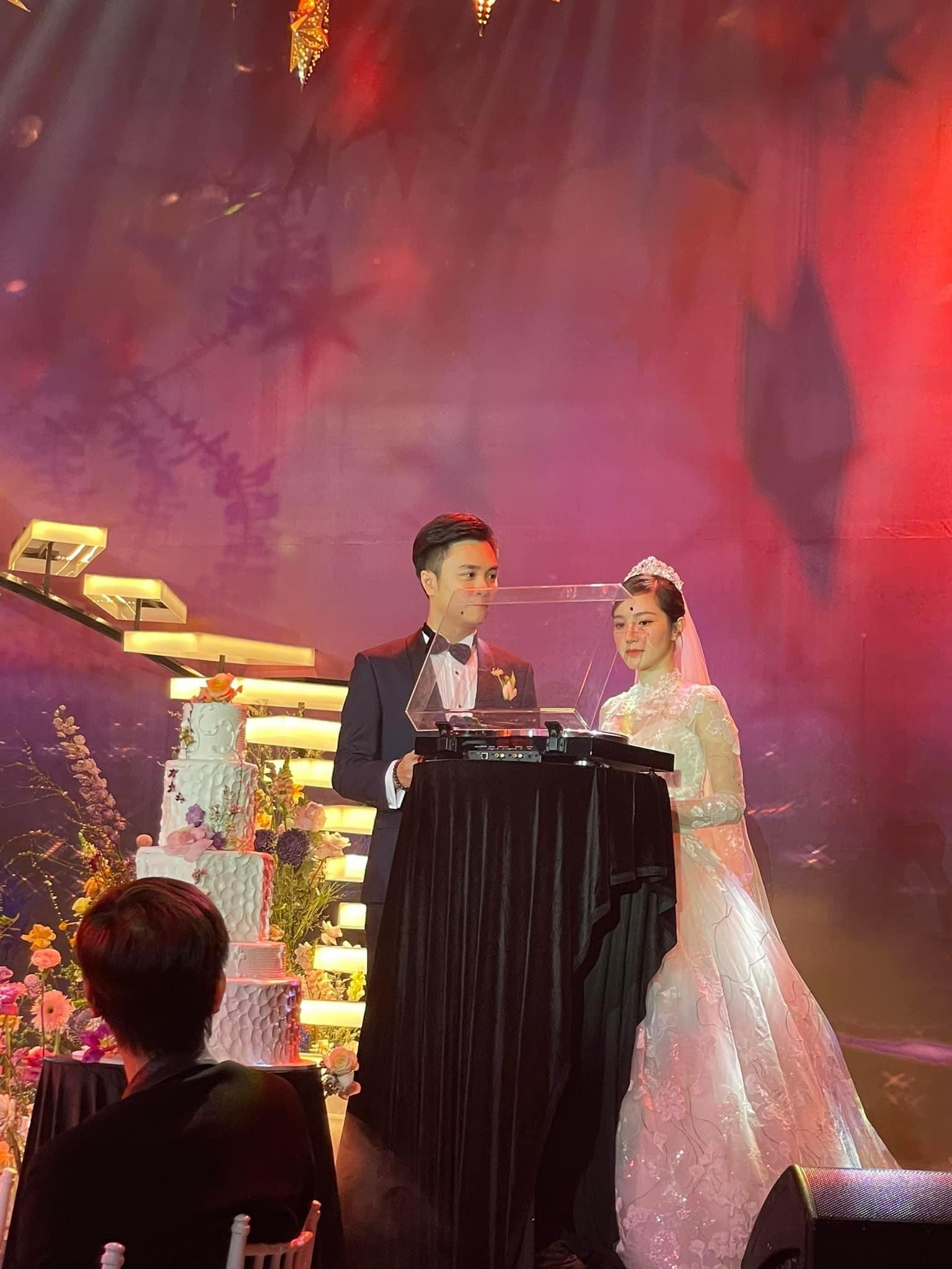 Cô dâu Jang Mi diện hai mẫu váy cưới cưới nhẹ nhàng, thanh lịch, từng chi tiết đá được đính kết tỉ mỉ. Nữ ca sĩ tự tin khoe nhan sắc ngọt ngào trong ngày trọng đại.