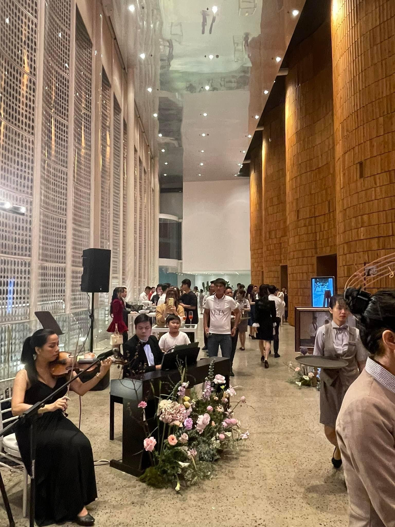 Jang Mi và ông xã Thu Nguyễn đã tổ chức tiệc cưới tại nhà hàng nổi tiếng ở TP.HCM ngày 12/11. Cặp đôi chu đáo chuẩn bị dàn nhạc giao hưởng ở bên ngoài khu vực đón khách.