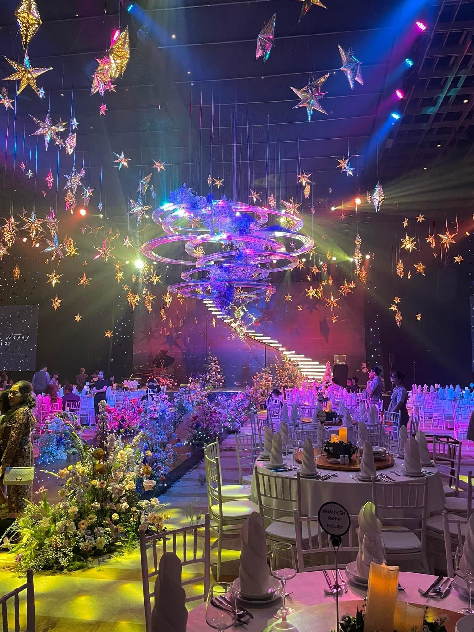 Buổi tiệc sang trọng, lãng mạn được trang trí nhiều hoa tươi. Không gian tiệc cưới cùng lễ đường lung linh màu sắc nhận được sự quan tâm của khán giả. 