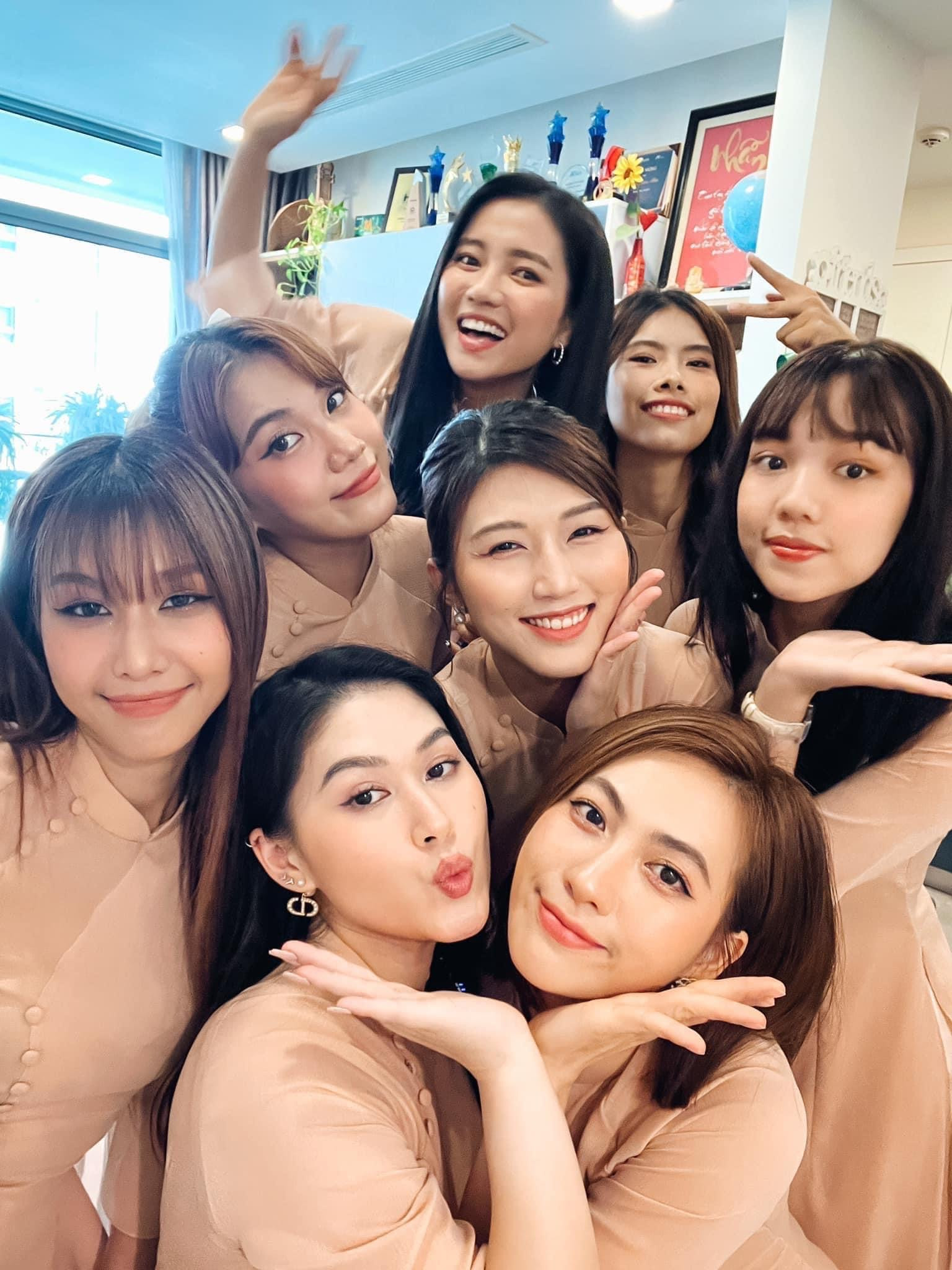 Dàn phù dâu của lễ cưới của Jang Mi quy tụ các người đẹp gồm Phương Anh Đào, Emma Nhất Khanh, Ngọc Thanh Tâm,... 