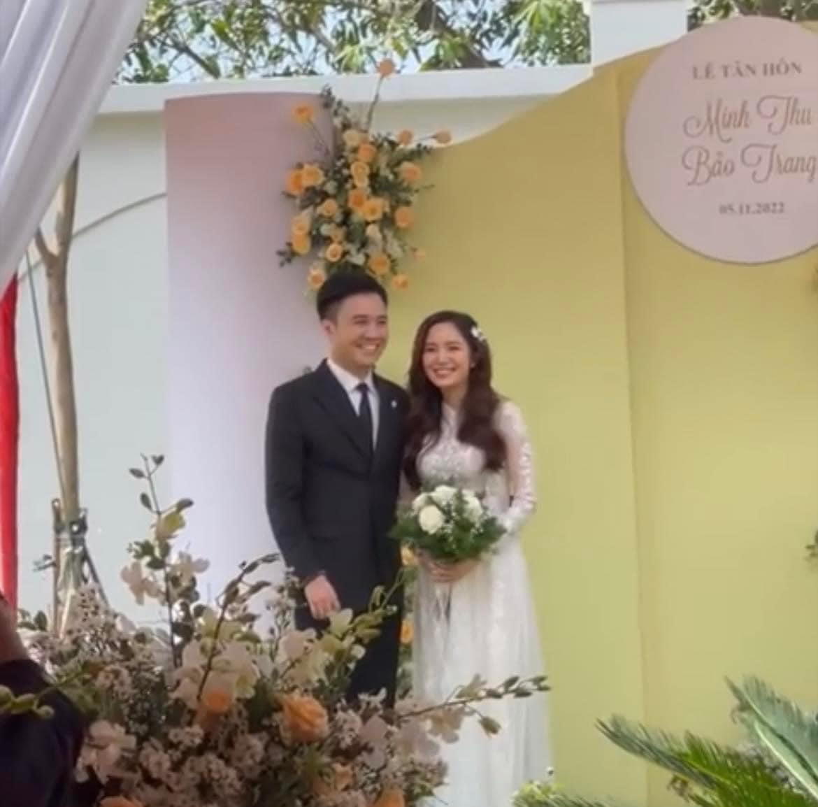 Cô dâu xuất hiện tươi tắn, nền nã trong bộ áo dài trắng còn chú rể có vẻ ngoài điển trai, phong độ.