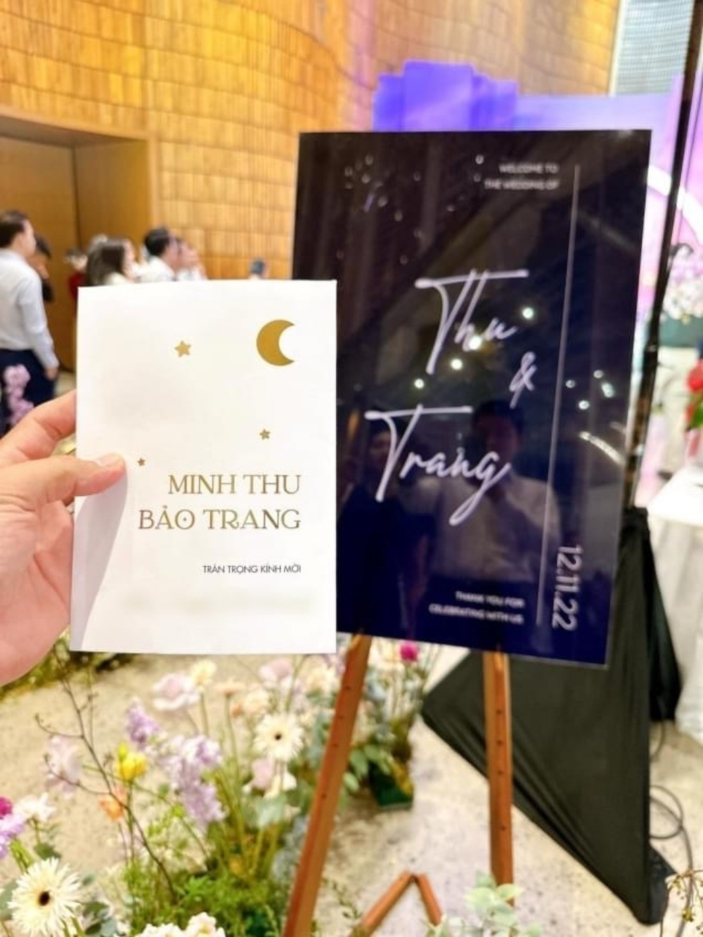 Thiệp cưới của Jang Mi cũng được thiết kế đơn giản nhưng vẫn sang trọng, tinh tế.