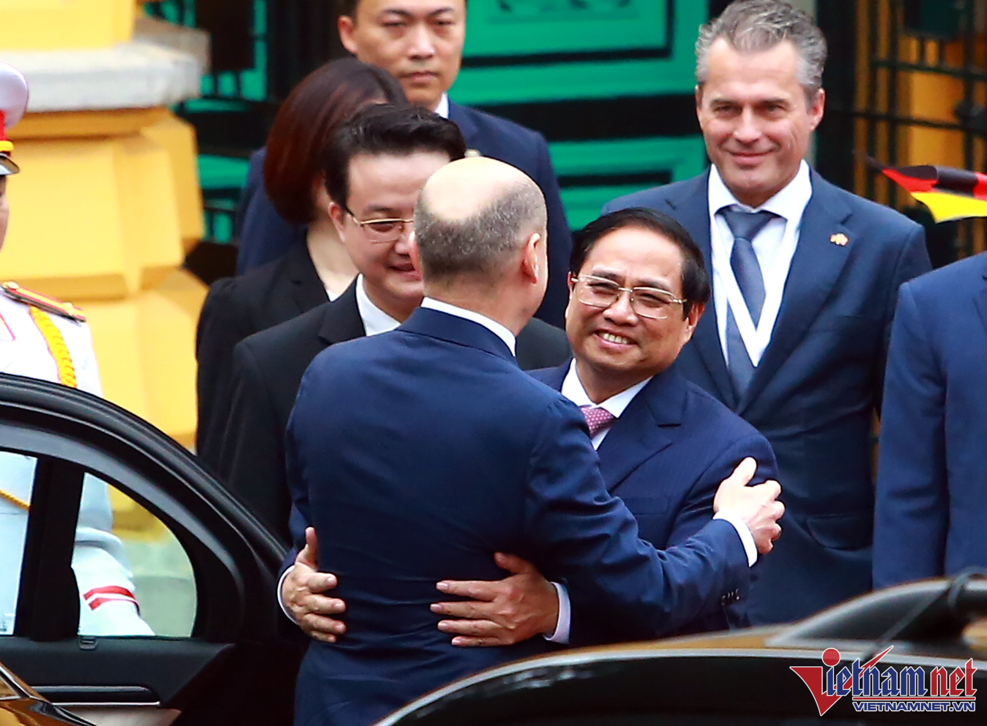 Thủ tướng Phạm Minh Chính đón Thủ tướng Olaf Scholz tại phủ Chủ tịch.