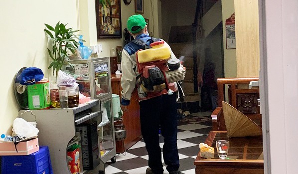 Trung tâm Y tế quận Đống Đa triển khai phun hóa chất tại các hộ gia đình.