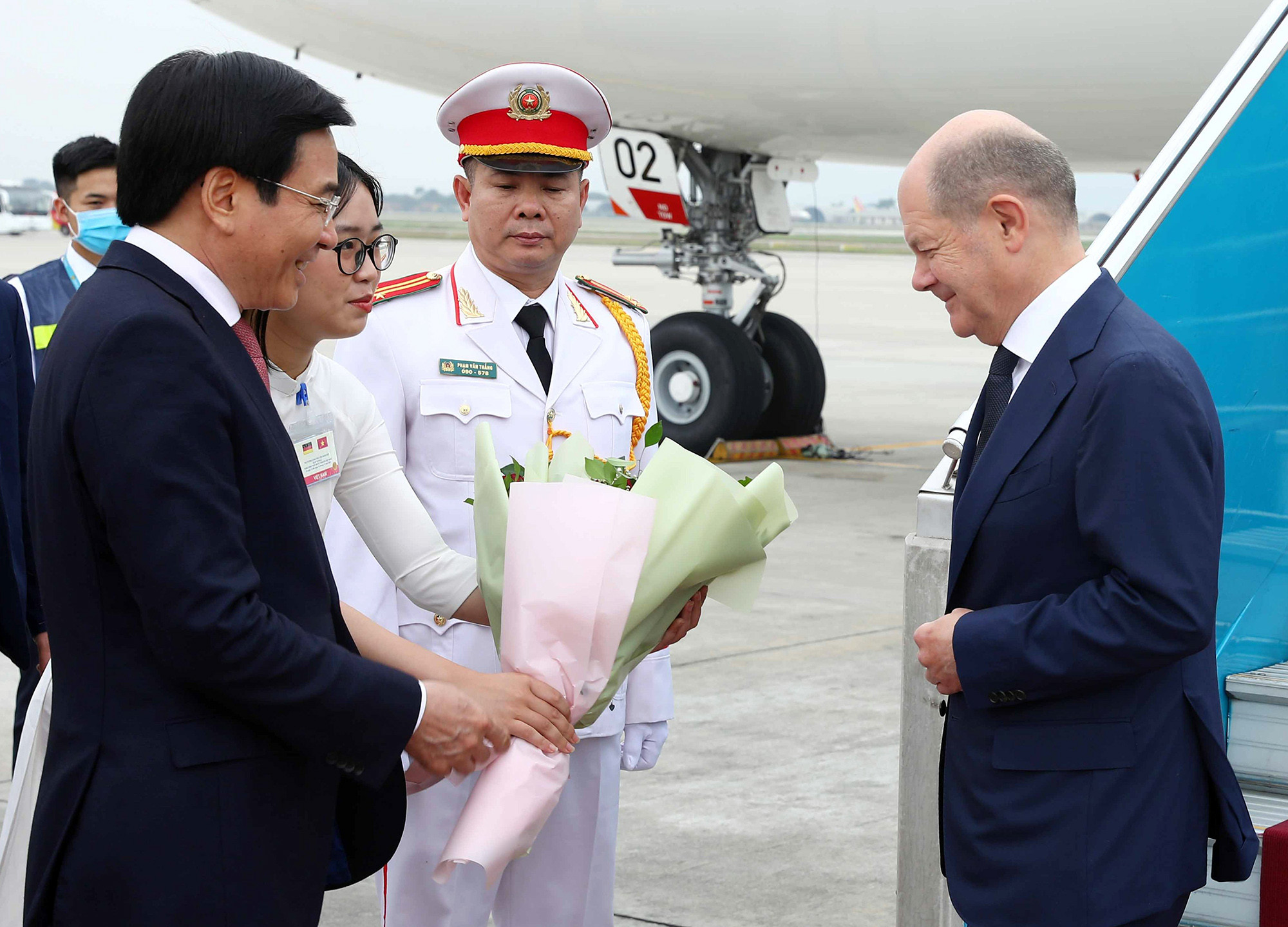  Bộ trưởng, Chủ nhiệm Văn phòng Chính phủ Trần Văn Sơn đón Thủ tướng Đức tại sân bay Nội Bài.