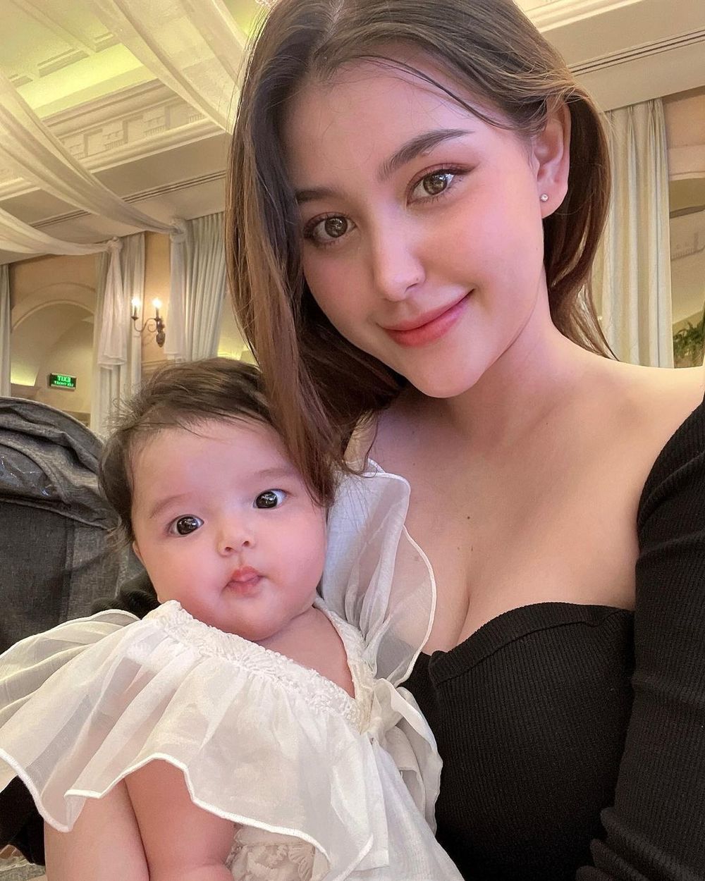 Nhiều người nhận định, sau khi sinh con, nhan sắc của bạn thân Xoài Non lên hương thấy rõ. Cô trông trẻ trung, xinh đẹp và có phần mặn mà hơn.