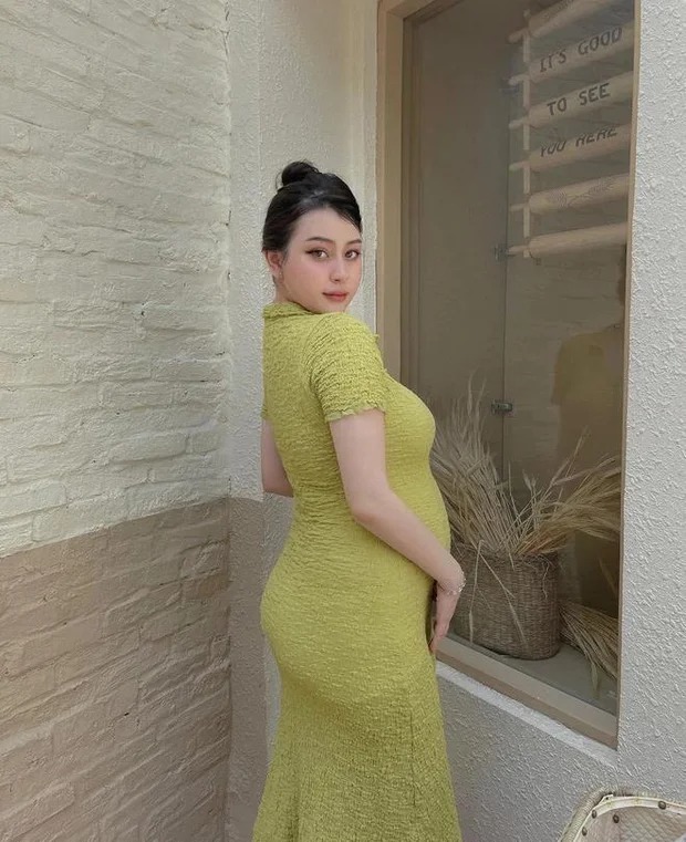 Ngoài ra, dù sinh chưa được lâu nhưng vóc sáng Sunna khá thon thả, vòng eo đã trở về với số đo ban đầu lúc chưa mang bầu.