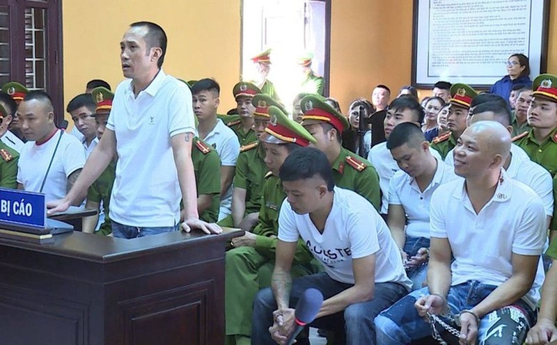 Trùm giang hồ Tuấn “thần đèn”: Tháng 10/2019, Nguyễn Anh Tuấn (Tuấn “thần đèn”, 45 tuổi, trú phường Lam Sơn, TP Thanh Hóa, trùm giang cộm cán) bị TAND TP Thanh Hóa tuyên phạt 10 tháng tù giam về tội gây rối trật tự công cộng. Tối 18/3/2019, Tuấn đi hát cùng đàn em và nhận được điện thoại thách thức của Lê Quang Cường (Cường 