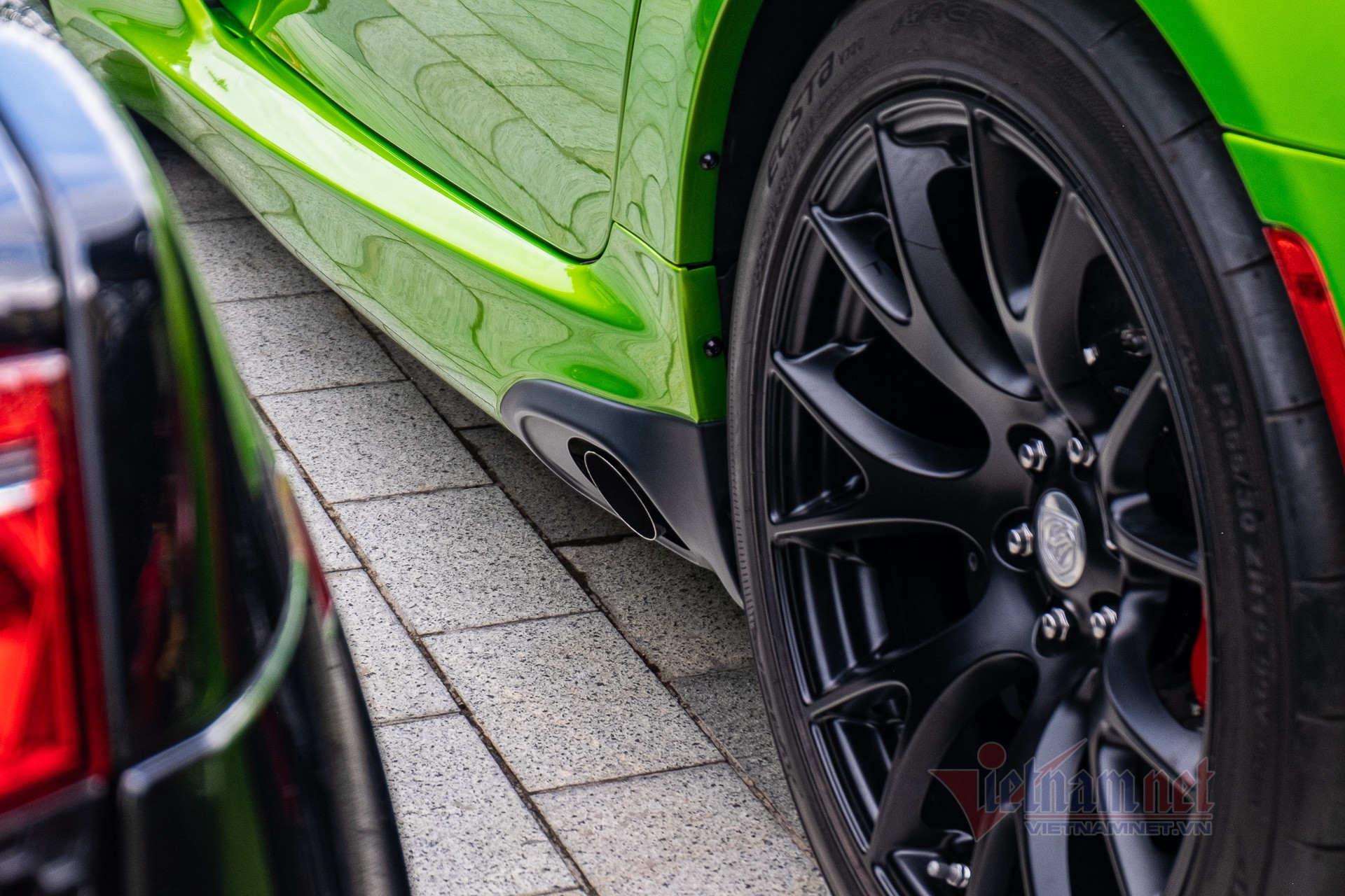 Siêu xe có khá nhiều chi tiết đậm chất xe đua như cánh gió cản trước, vây gió đầu xe, cánh gió phía sau, khuếch tán gió gầm xe, ống xả nằm bên hông,...