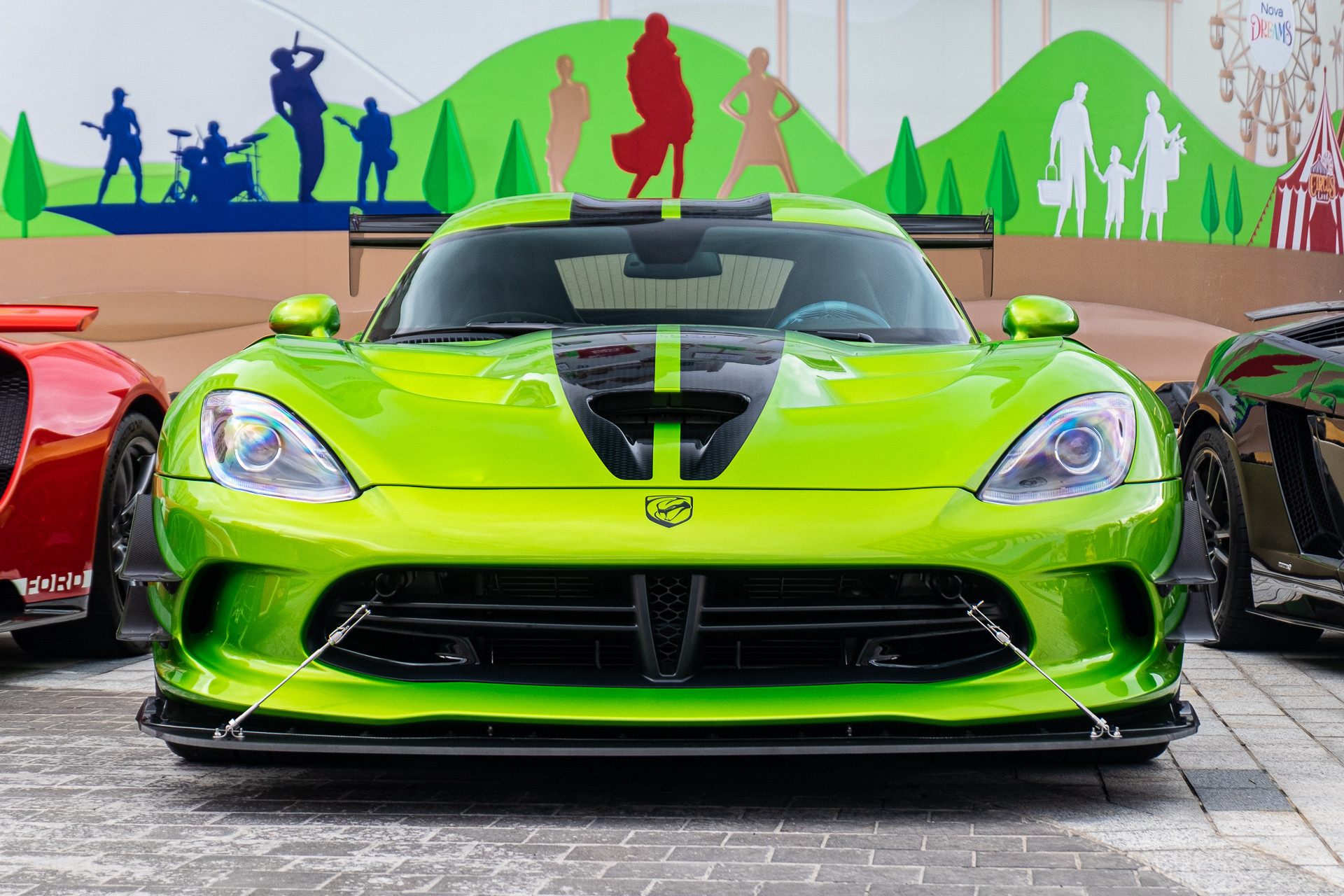 Ngoại thất xe nổi bật nhờ màu sơn xanh lá có tên Snakeskin Green đặc trưng cho bản giới hạn này, kết hợp cùng họa tiết da rắn kéo dài từ nắp ca-pô lên mui xe đến phía đuôi xe. 