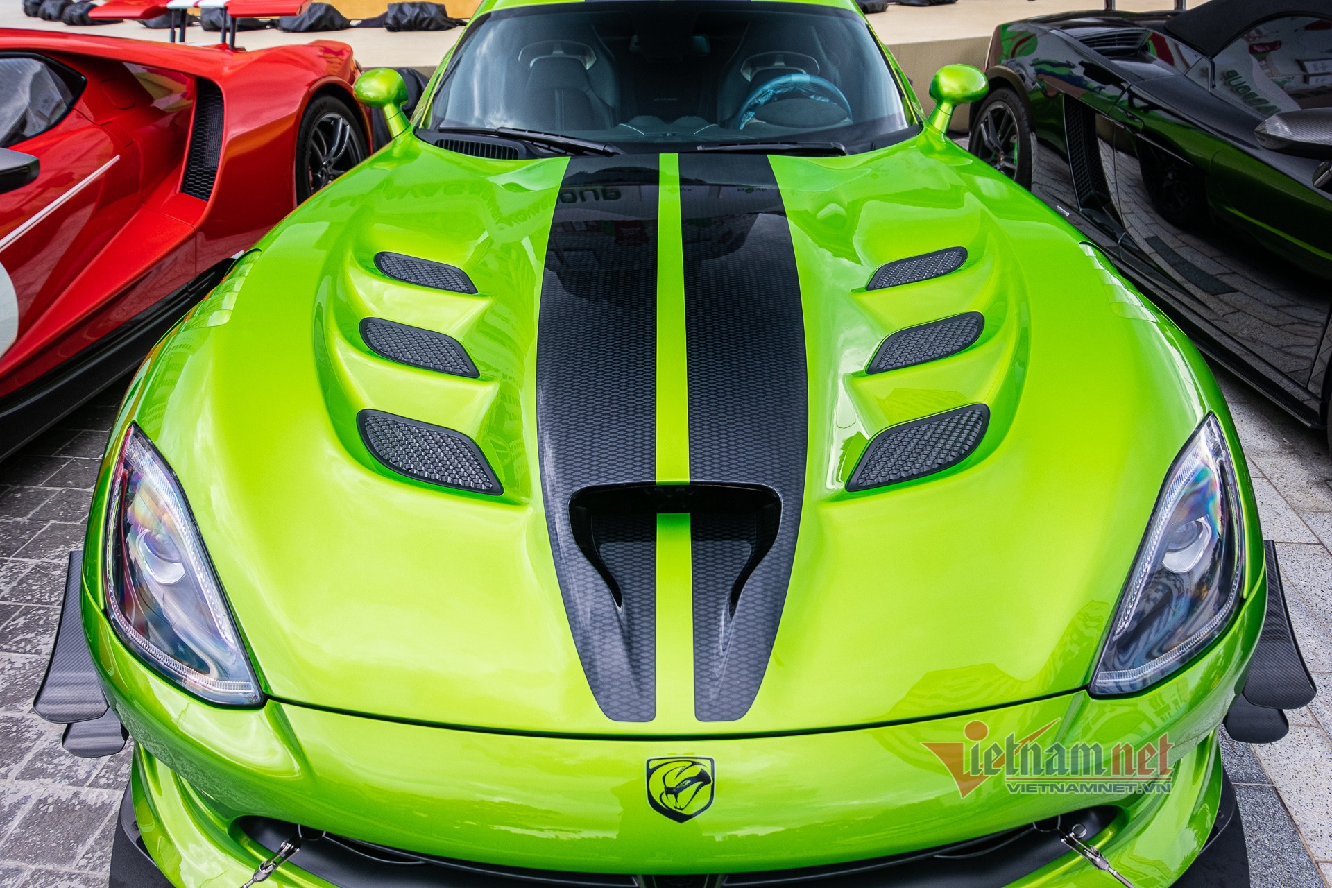 Nắp capô với những cửa gió sợi carbon có thể tháo rời.
