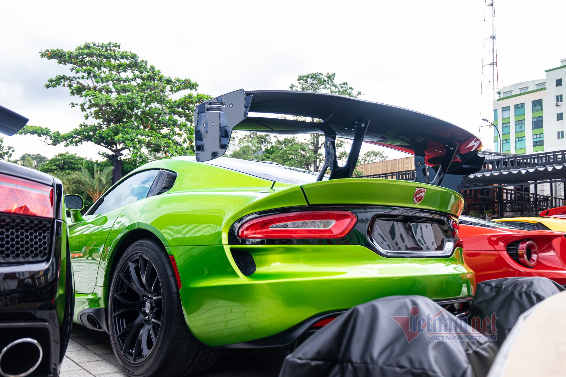 Bộ mâm 19 inch đa chấu chữ Y màu đen, phanh Brembo Carbon Ceramic Matrix, đuôi gió lớn phía sau tạo nên sự nổi bật cho siêu xe.