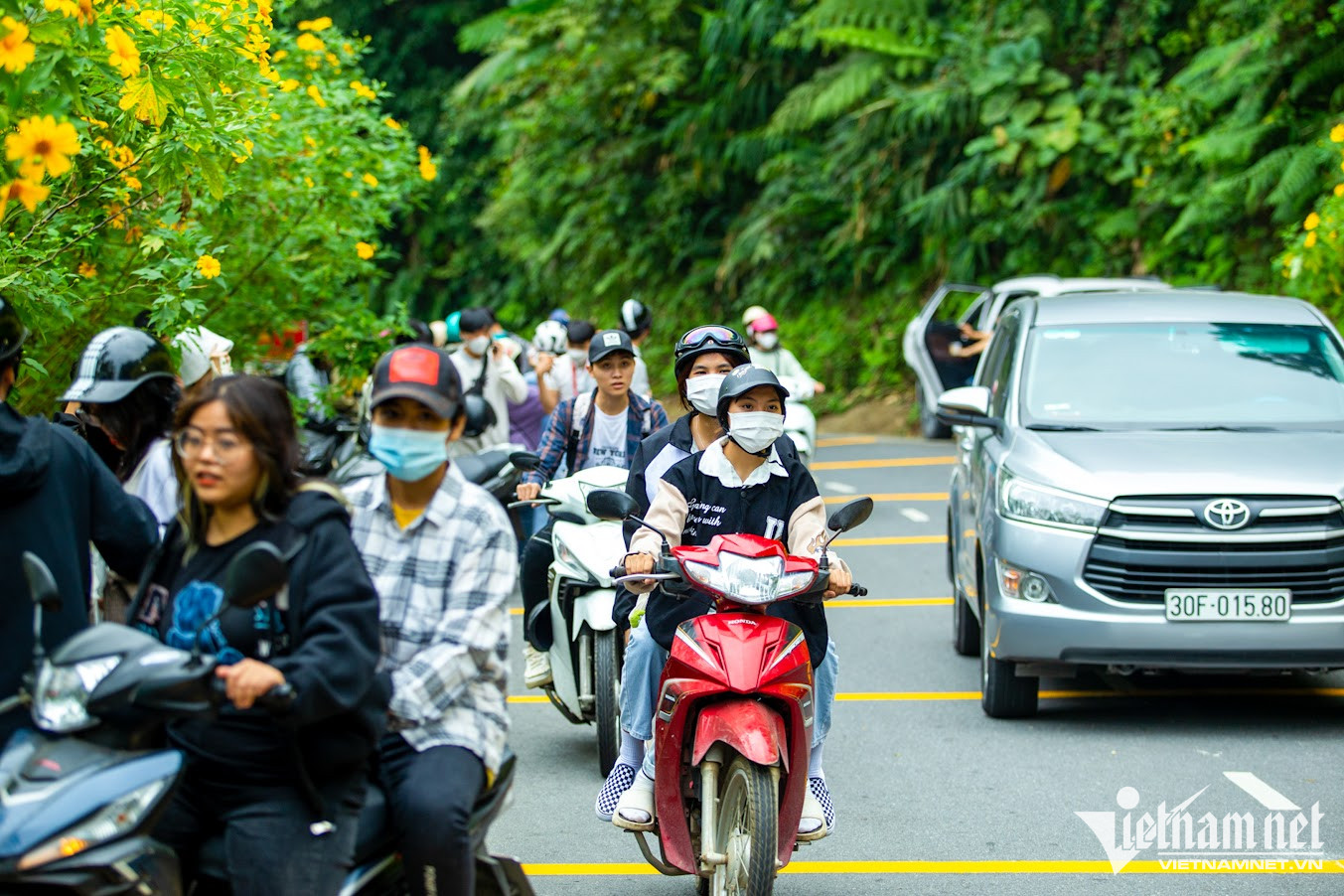Rất đông du khách đổ về Ba Vì trong dịp cuối tuần, đặc biệt là các bạn trẻ. 
