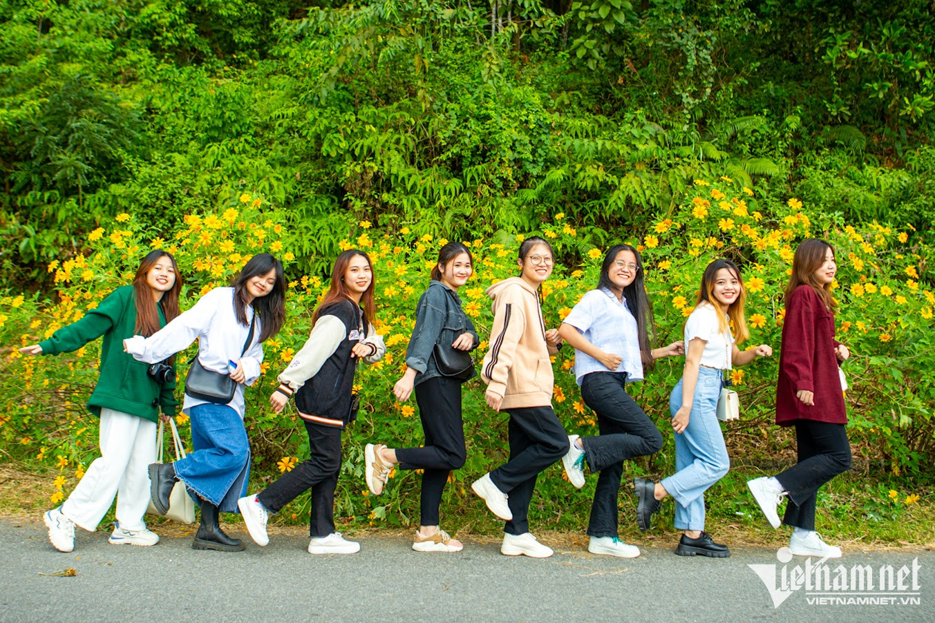 Hiện giá vé vào Vườn Quốc gia Ba Vì là: 60.000 đồng/người lớn/lượt, 20.000 đồng/sinh viên/lượt, 10.000 đồng/học sinh/lượt và vé ưu tiên 30.000 đồng/người/lượt (áp dụng đối với người già trên 60 tuổi, người tàn tật…). Giá vé gửi xe máy là 5.000 đồng/xe/lượt/điểm, xe đạp là 3.000 đồng/xe/lượt/điểm. Vé gửi ôtô được tính theo giờ, tùy hạng xe