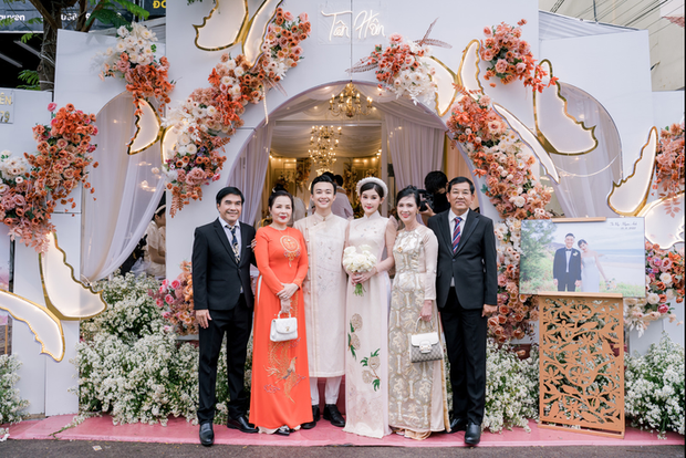 Lễ hỏi có sự hiện diện của gia đình hai bên