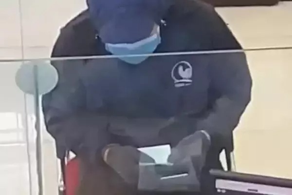 Hình ảnh đối tượng cướp ngân hàng, cắt từ camera an ninh. (Ảnh: S.T.).