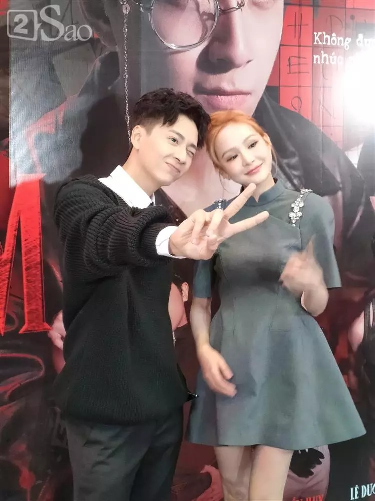 Qua CAM thường, nhan sắc Hiền Hồ vẫn khá nổi bật với mái tóc cam. Dù trông vẫn xinh xắn, song gương mặt của nữ ca sĩ sưng húp, lộ rõ vẻ mệt mỏi.