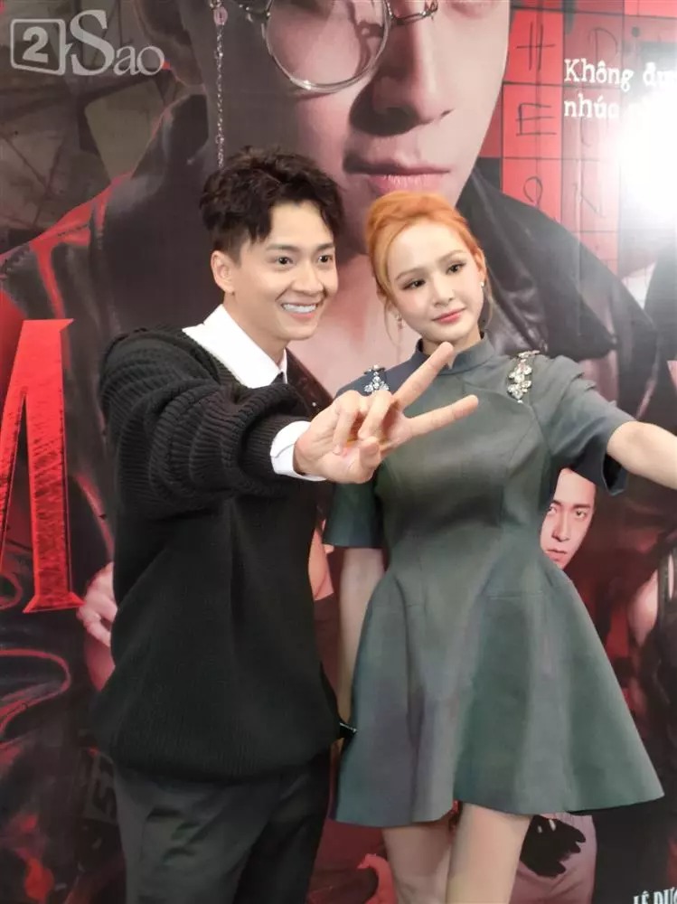 Nữ ca sĩ dịu dàng trong chiếc váy xám nữ tính.