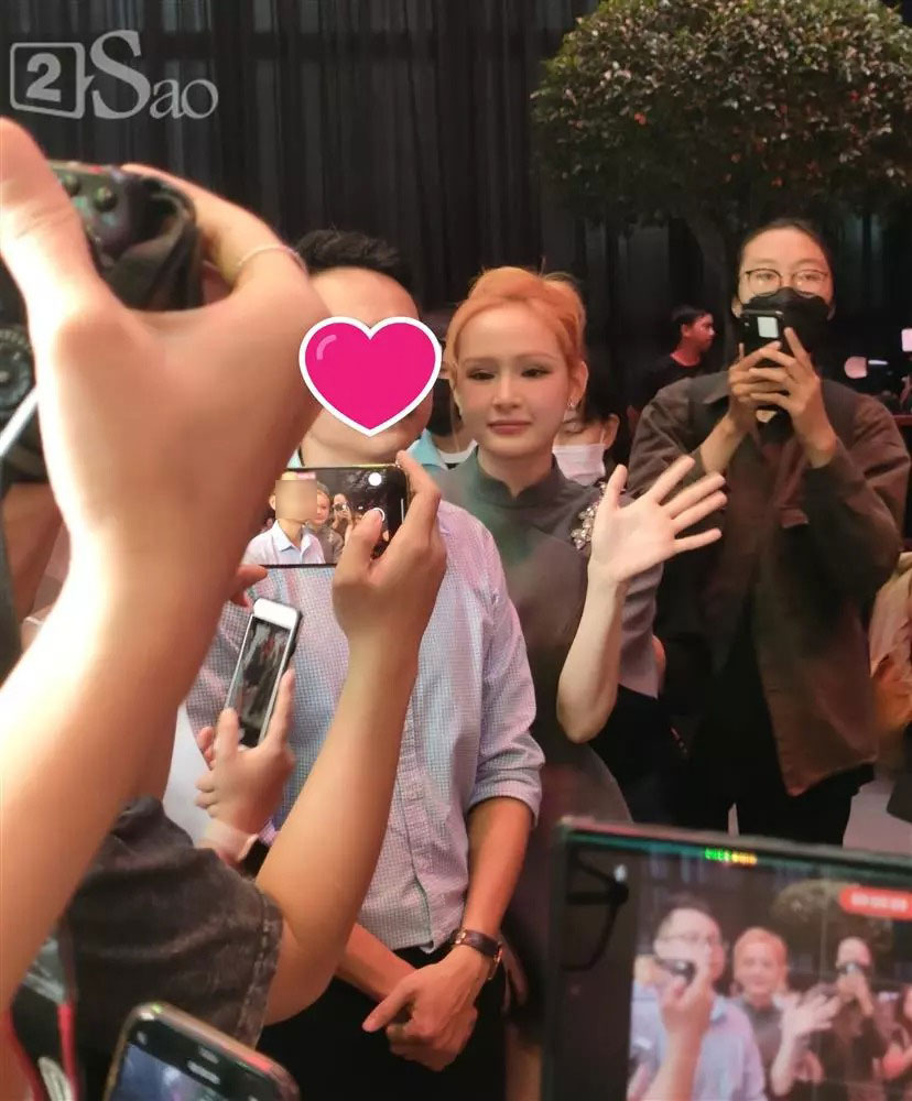 Theo quan sát, Hiền Hồ vẫn trông khá gượng gạo, e dè trước ống kính truyền thông.