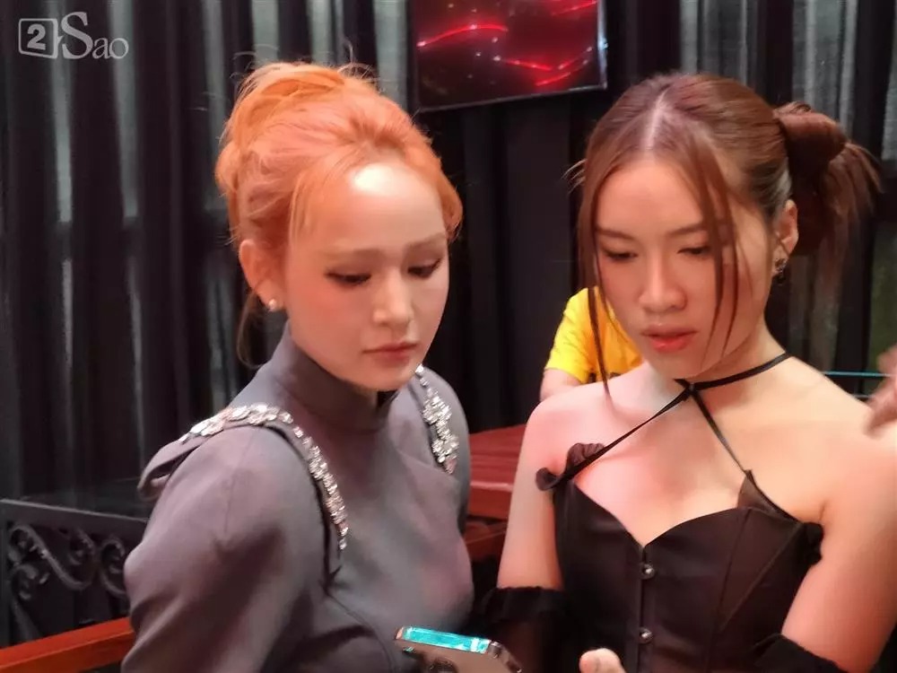 Một số khoảnh khắc cận cảnh của nữ ca sĩ tại sự kiện.