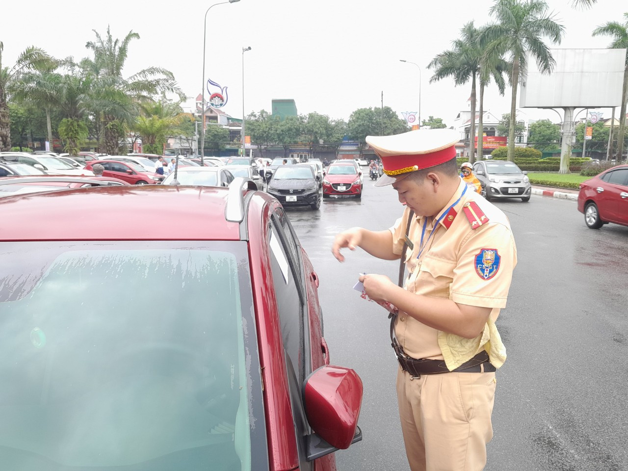 CSGT Công an TP Hà Tĩnh đã tới hiện trường lập biên bản xử phạt. Ảnh CTV