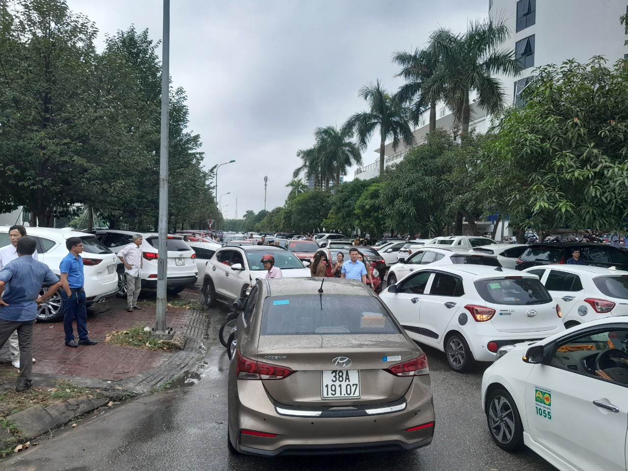 Hàng trăm ô tô đỗ trái quy định tại Đại lộ Xô Viết Nghệ Tĩnh. (Ảnh CTV)