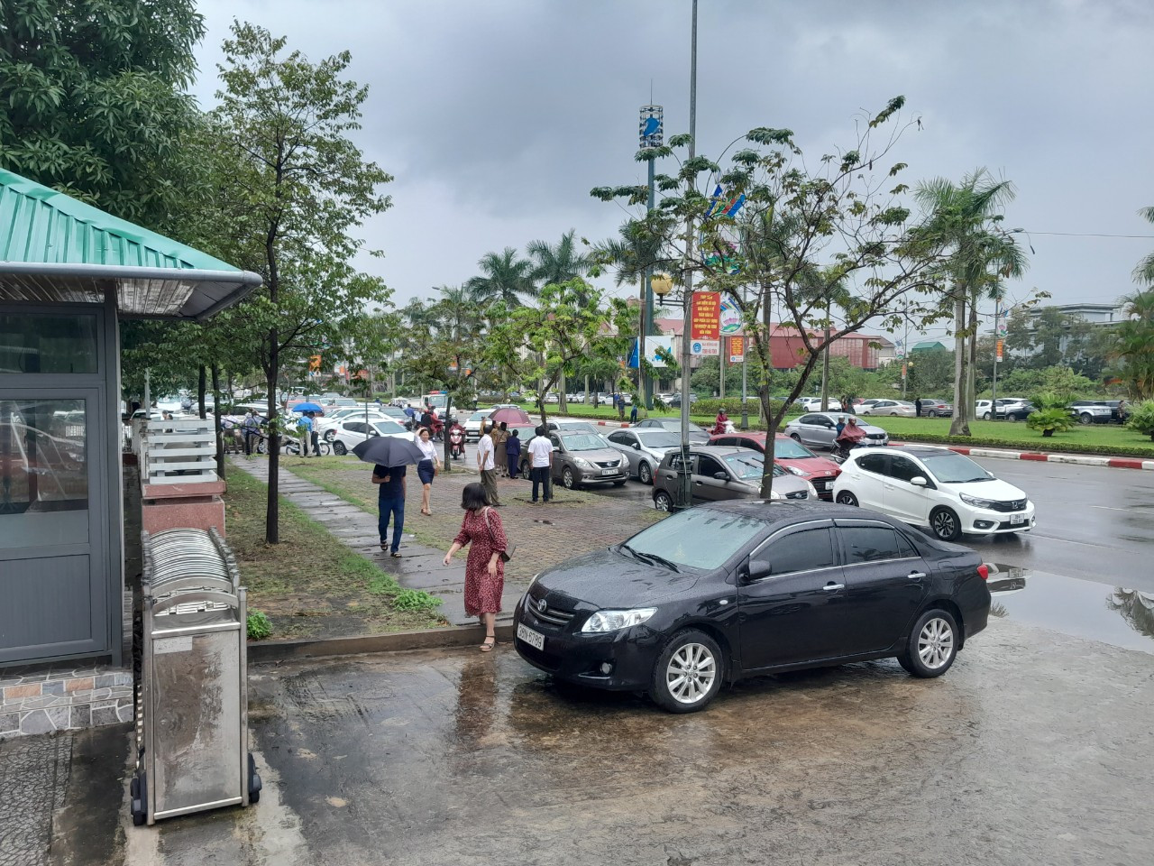 Ô tô đỗ trái quy định khiến người đi đường bức xúc. Ảnh CTV